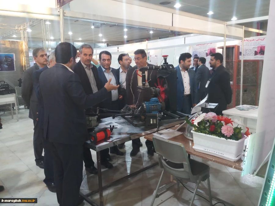 بازدید معاونت محترم استاندار و فرماندار ویژه مراغه و ریاست محترم مرکز از غرفه نمایشگاه ربع رشیدی در تبریز 7
