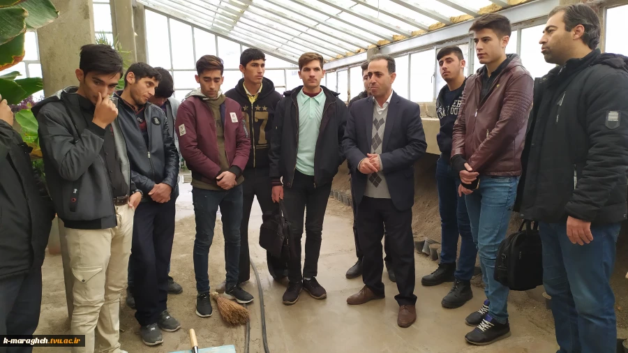 بازدید جمعی از دانشجویان رشته امور باغی از گلخانه هنرستان کشاورزی مراغه 2