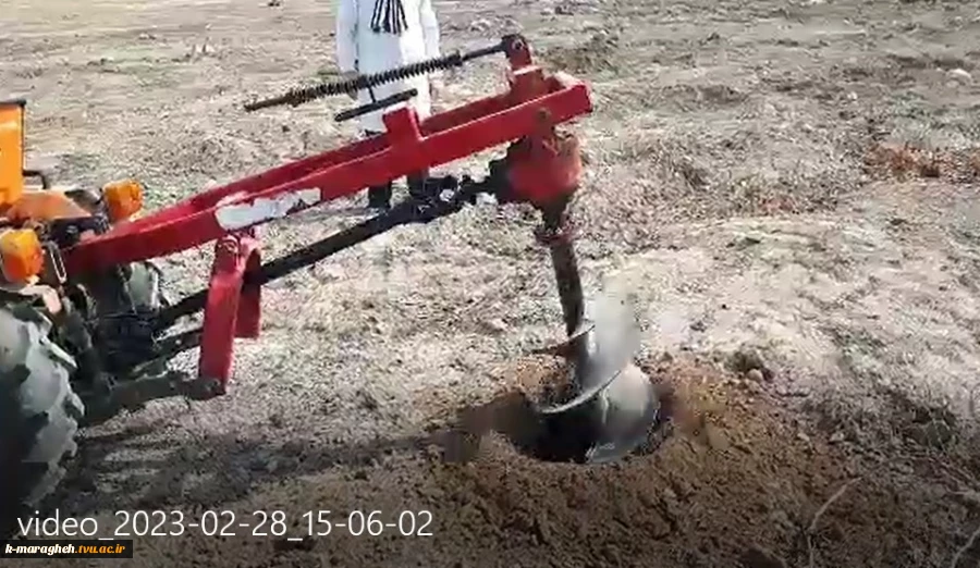 شروع عملیات چاله کنی جهت کاشت نهال در روز درختکاری در دانشکده فنی و کشاورزی مراغه 4