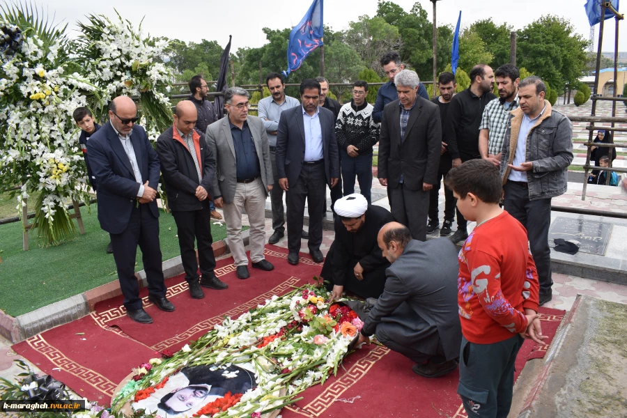 حضور سرپرست آموزشکده های پسران و دختران مراغه و جمعی از همکاران در مزار مطهر استاندار شهید دکتر مالک رحمتی  3