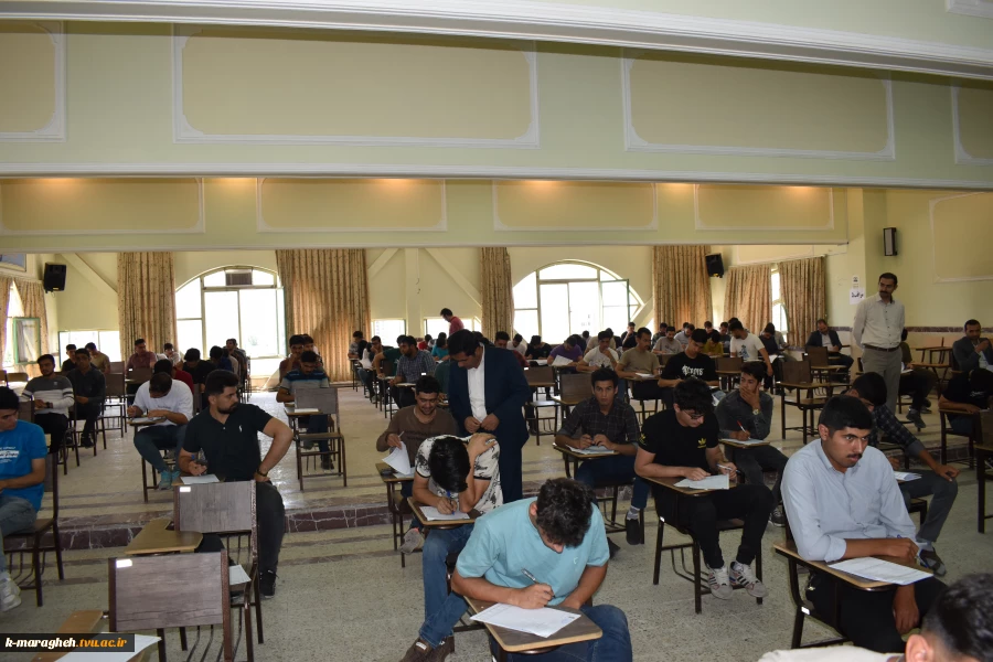 بازدید دکتر بهمن رحمتی نژاد سرپرست دانشکده از روند برگزاری امتحانات نیمسال دوم سالتحصیلی 1403-1402 2