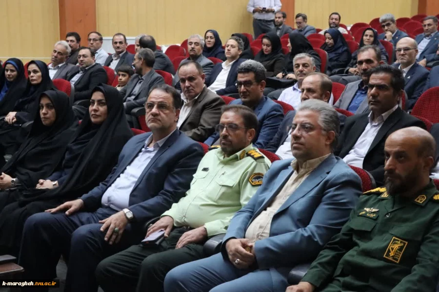 همایش بزرگداشت هفته دولت و تجلیل از کارمندان نمونه ادارات شهرستان مراغه 5